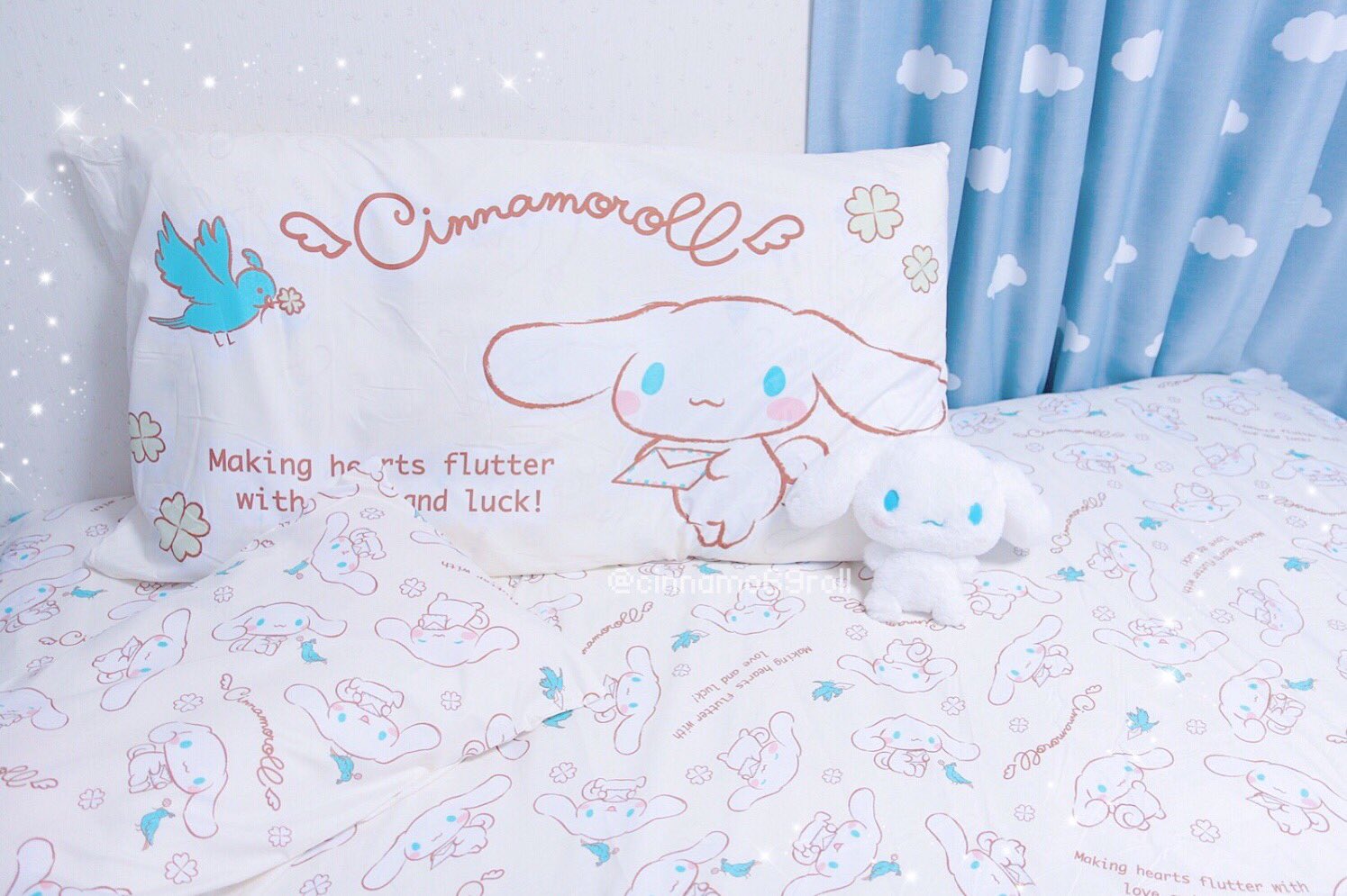 ˏˋ えみねむ ˎˊ Twitterren シナモンの長座布団も買いました 中身も総柄なのに可愛いカバーがついてるのお得すぎます 車の後部座席 に敷こうと思って買ったけど こうしてベッドに置いてもたれると 最高にふわふわで楽ちんだった