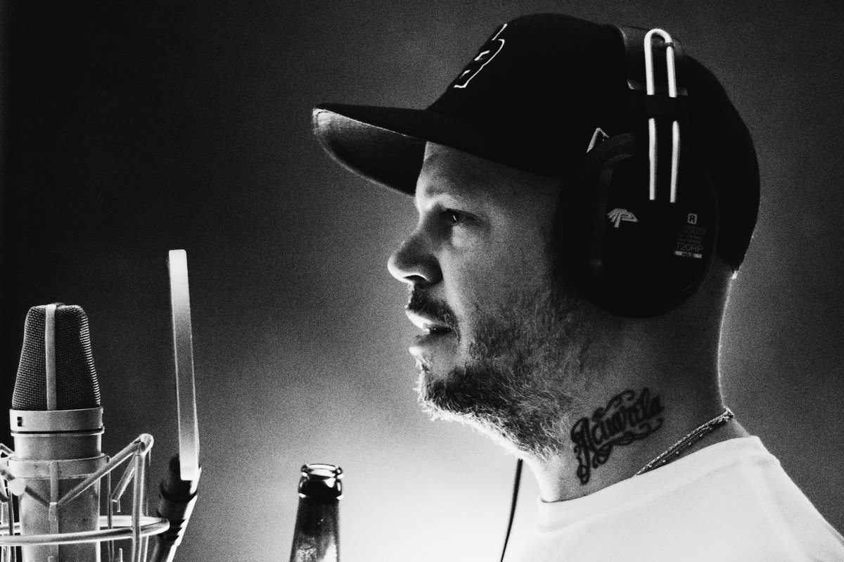 CesarBerrios13's tweet photo. Una foto bien granosa (con el iso bien trepao) de @Residente en el studio mientras bebe cerveza en la oscuridad! #ElCafreDeTrujillo [R] https://t.co/Rj8pMYLYOK