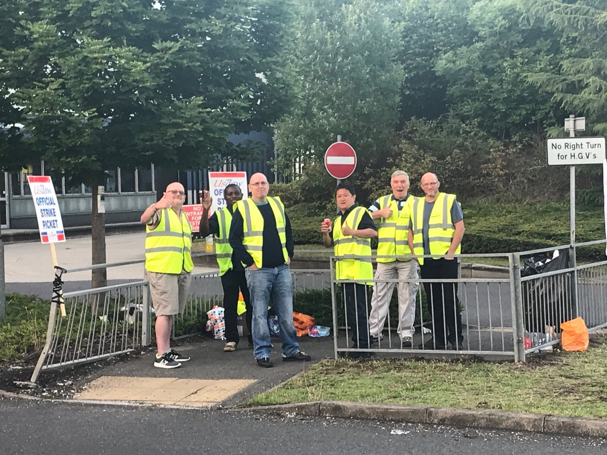 UsdawCRegion's tweet photo. Picket still going strong big thanks to all ⁦@UsdawUnion⁩ members your solidarity delivering a message to ⁦@sainsburys⁩ that they need to listen ⁦@PaddyLillisGS⁩ ⁦@DaveMccrossen⁩ #AmyMurphy https://t.co/Xvt5pyQHmH