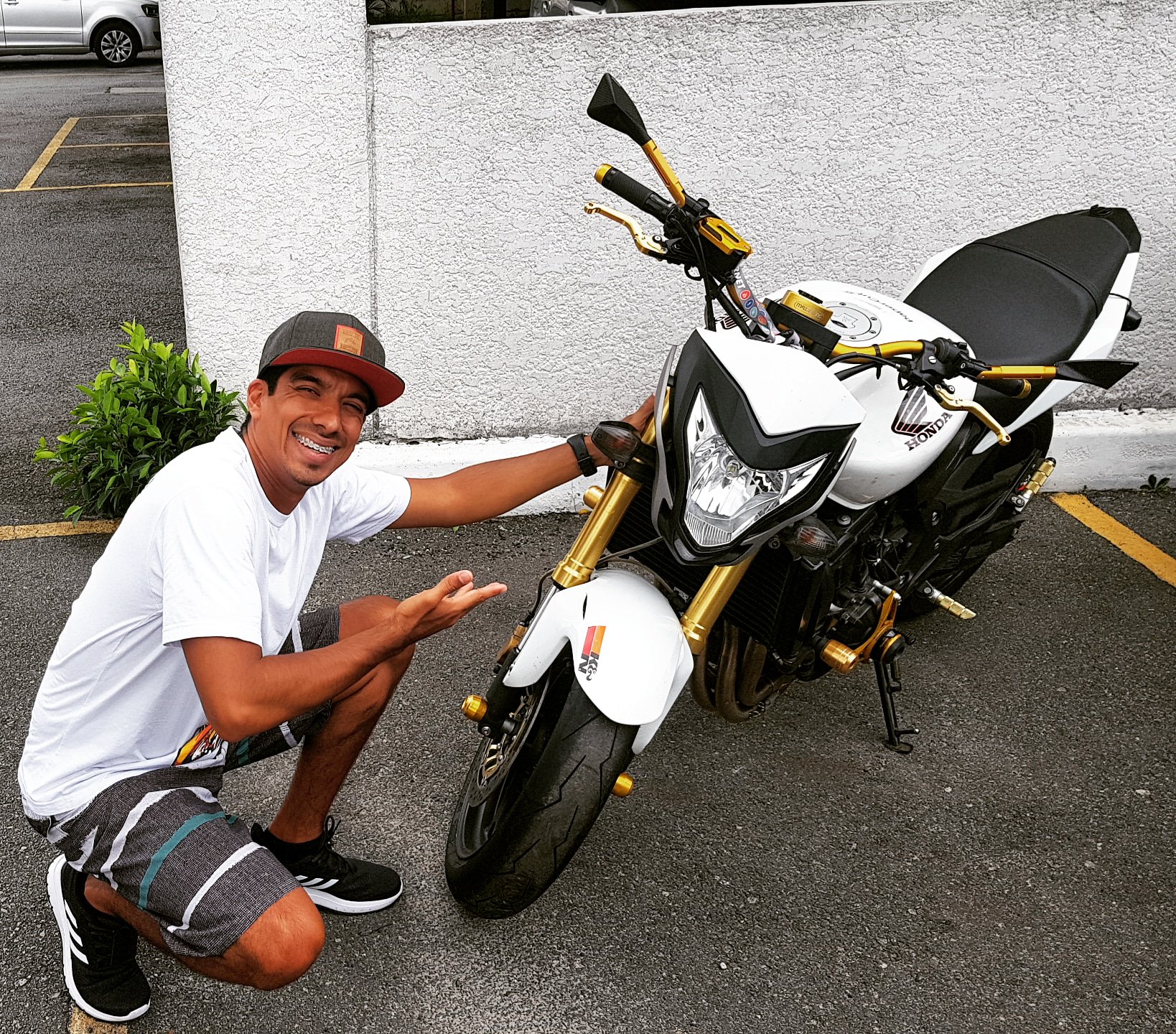 FABINHO DA HORNET - POLICIA DANDO UM GRAU DE MOTO NO MEIO DA RUA