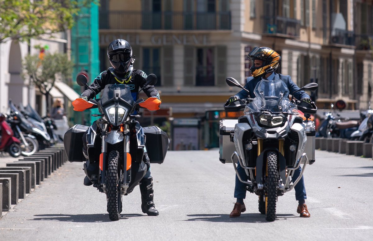 Quel est le mieux entre une KTM 790 Adventure R et une BMW F850 GS Adventure pour rouler en pleine ville ? Si on essaie pas, on sait pas. 
#HighSide #Trail #MidSize
