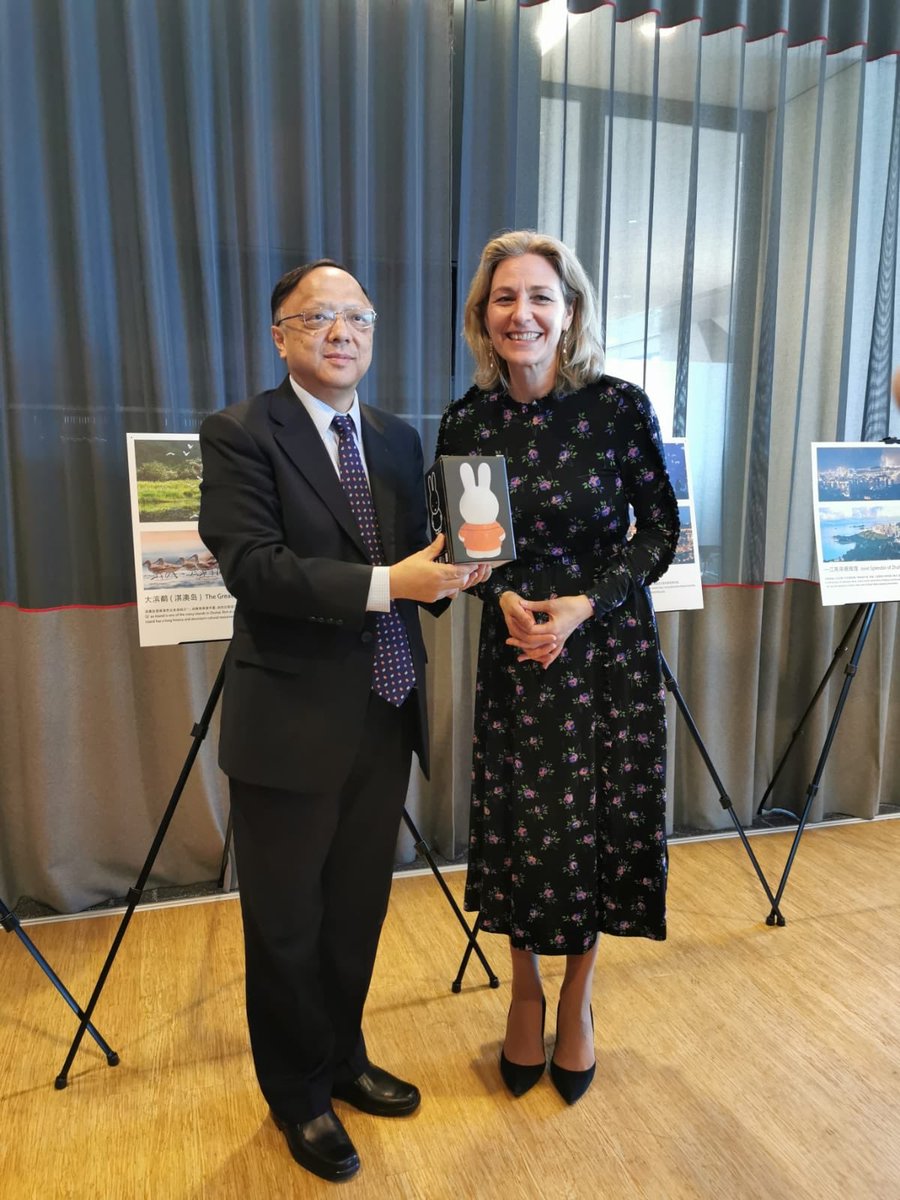 Deputy Mayor Anke Klein gives a warm welcome to the Deputy Mayor from Zhuhai (China). Opportunities for exchange of knowledge, teachers and students with @HKUtrecht @HU_Utrecht @utrechtsummer and @MarnixCollege