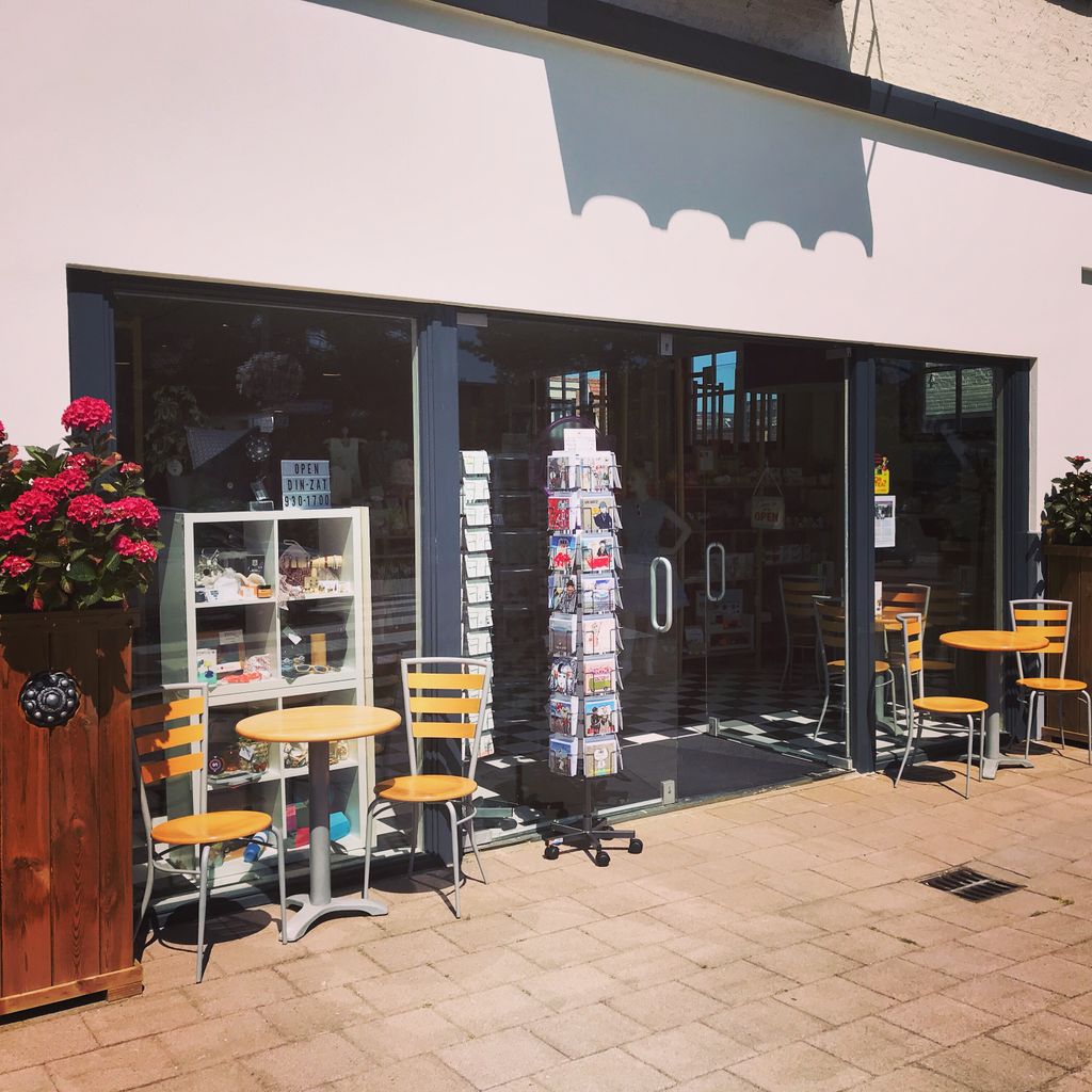 Wat is de winkel toch mooi in het zonnetje met de prachtige gevulde bloembakken van @zeeuwsebloembakken. Het geeft de ingang een super classy look❤️ #handmade #zeeuwsebloembakken #diy #bewustevrouw #eerlijkshoppen #fairtradeupgrade #kamperland #sunnydays #zeeland #echtzeeuws