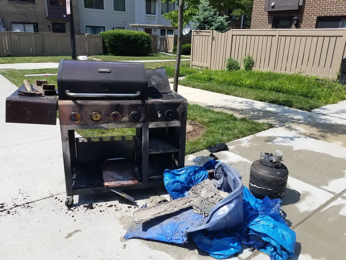 MoCoDaily's tweet photo. @mcfrsPIO The result of the grill fire on Forest View Place https://t.co/54bd2cLRoD