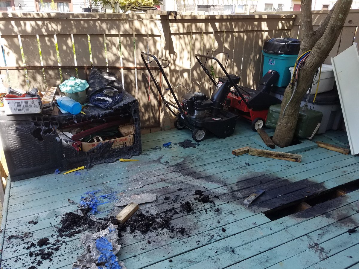 MoCoDaily's tweet photo. @mcfrsPIO The result of the grill fire on Forest View Place https://t.co/54bd2cLRoD