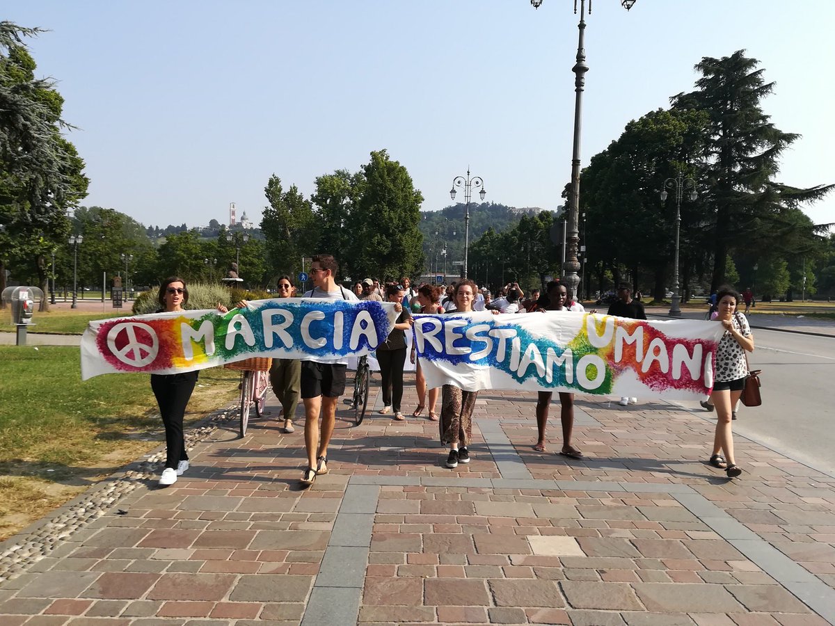 nondallaguerra's tweet photo. Oggi eravamo in molti con @johnmpaliza per condividere un tratto della sua marcia “Restiamo Umani” che attraversando l’Italia lo porterà in Piazza S. Pietro ad ottobre. Il nostro messaggio è stato chiaro: “NO a odio e paura!”. 

#RestiamoUmani #FateliScendere #welcomerefugees https://t.co/Q8OiMO8dKf