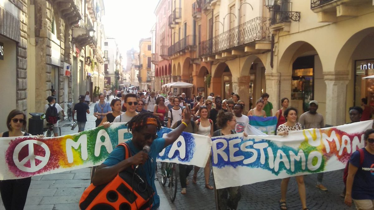 nondallaguerra's tweet photo. Oggi eravamo in molti con @johnmpaliza per condividere un tratto della sua marcia “Restiamo Umani” che attraversando l’Italia lo porterà in Piazza S. Pietro ad ottobre. Il nostro messaggio è stato chiaro: “NO a odio e paura!”. 

#RestiamoUmani #FateliScendere #welcomerefugees https://t.co/Q8OiMO8dKf