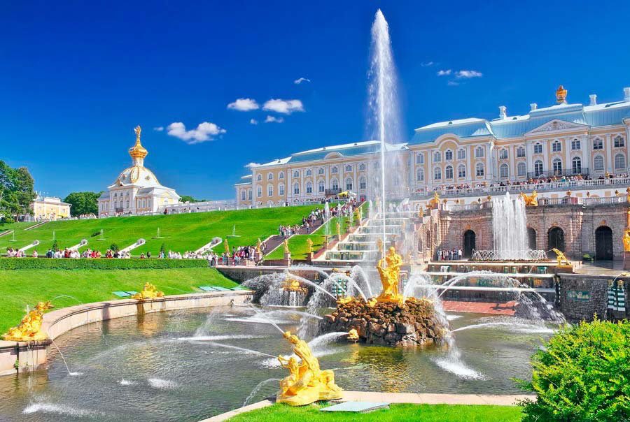 RusEmbTurkey's tweet photo. #Petergof St.Petersburg’un batısında Baltık Denizi kıyısında bulunan ve her yıl 4,5 milyon kişi tarafından ziyaret edilen turistik merkezdir. Çarlığın en lüks yazlık konutlarından biri olan Petergof, 18.yüzyılın başlarında İmparator 1. Petro tarafından kurulmuştur #VisitRussia https://t.co/CSvJWfteZA