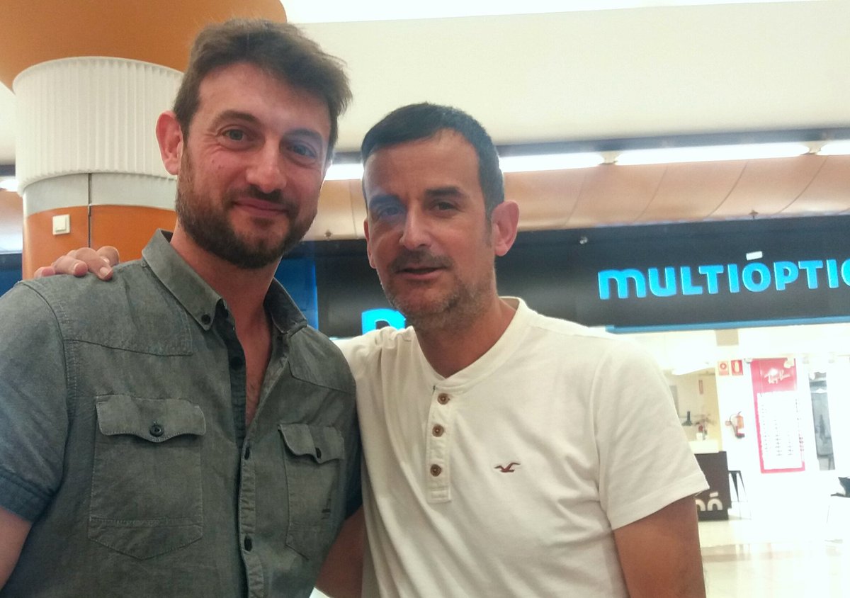 LluriaDe's tweet photo. Una volteta per Nuevo Centro i coincidir amb aquests Cracks!! Un plaer!!! https://t.co/OQ87f1R9wS