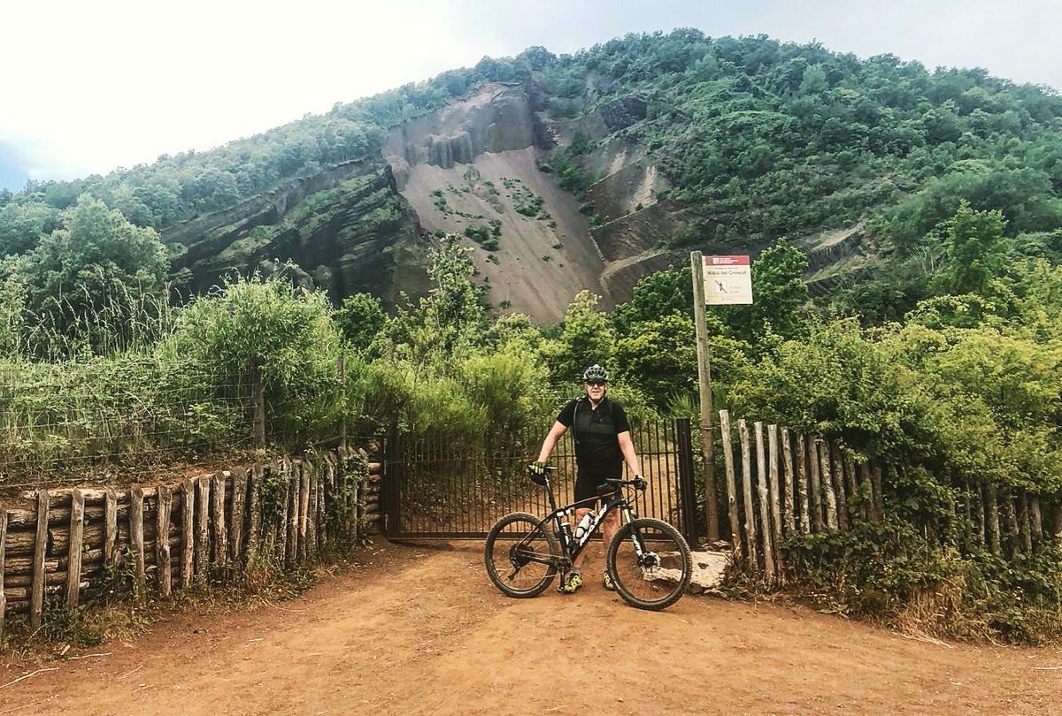 Encara no has fet la ruta “pedals d’Olot”? Ara es el moment!! #ruta #btt #muntanya #bosc #experiencia #ambfamilia #ambamics #vacances #estiu #garrotxa #olot #pedalsdolot #guiesbtt
