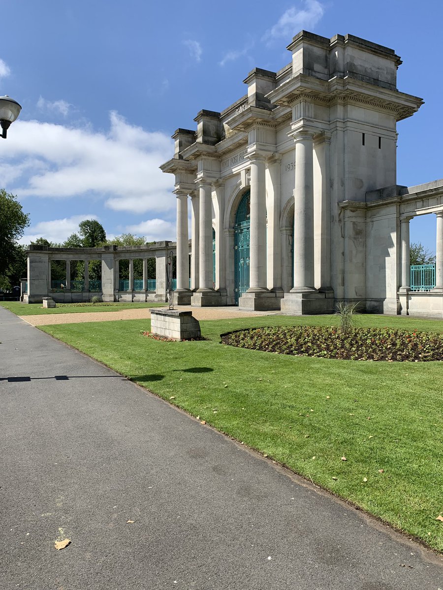 MeadowsPubRealm's tweet photo. How good does Victoria embankment look in the sunshine ☀️teams out yesterday &amp; today cutting grass tidying flower beds roadsweeping and removing fallen leaves https://t.co/XAIum2JB2G