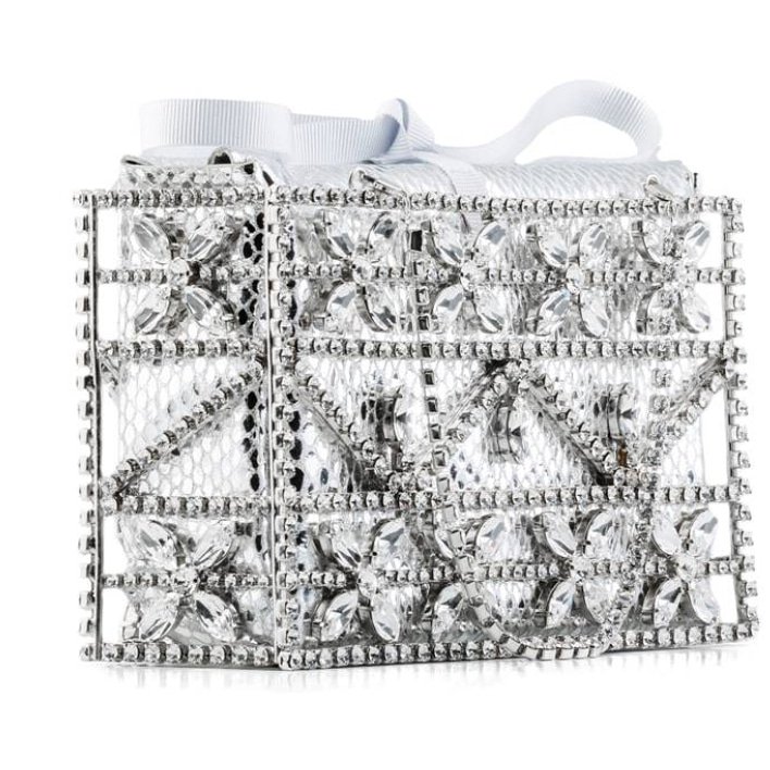 saranavarroshoe's tweet photo. Combina nuestro modelo Catherine con este precioso bolso y serás el foco de todas las miradas🤩
#bolsofiesta
#bolsosjoya
#elegancia
#brilla https://t.co/yY2AVysBqh