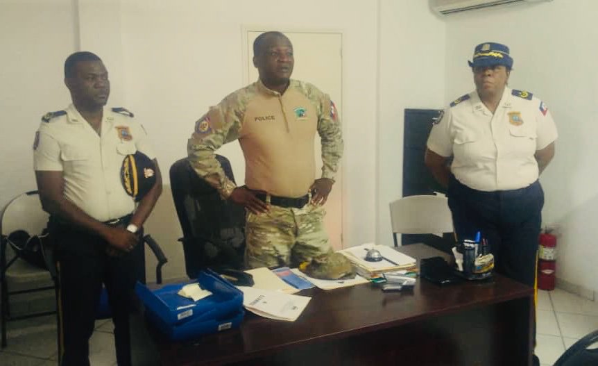PolifrontHaiti's tweet photo. Installation ce mercredi 26 Juin 2019 à la base POLIFRONT de Malpasse, le CP Holden SAINTILUS pour remplacer le CP Yvrose BENJAMIN qui va etudier aux USA. Le directeur de la Polifront CD Justin MARC à profité de rencontrer le directeur de la Douane et les cadres de la CESFRONT. https://t.co/6E0MRoFaY4