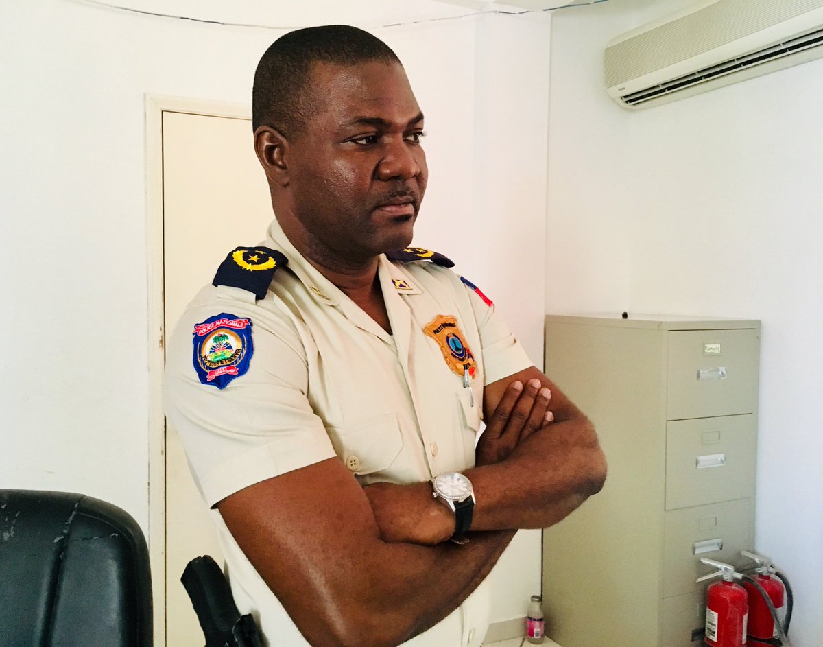 PolifrontHaiti's tweet photo. Installation ce mercredi 26 Juin 2019 à la base POLIFRONT de Malpasse, le CP Holden SAINTILUS pour remplacer le CP Yvrose BENJAMIN qui va etudier aux USA. Le directeur de la Polifront CD Justin MARC à profité de rencontrer le directeur de la Douane et les cadres de la CESFRONT. https://t.co/6E0MRoFaY4