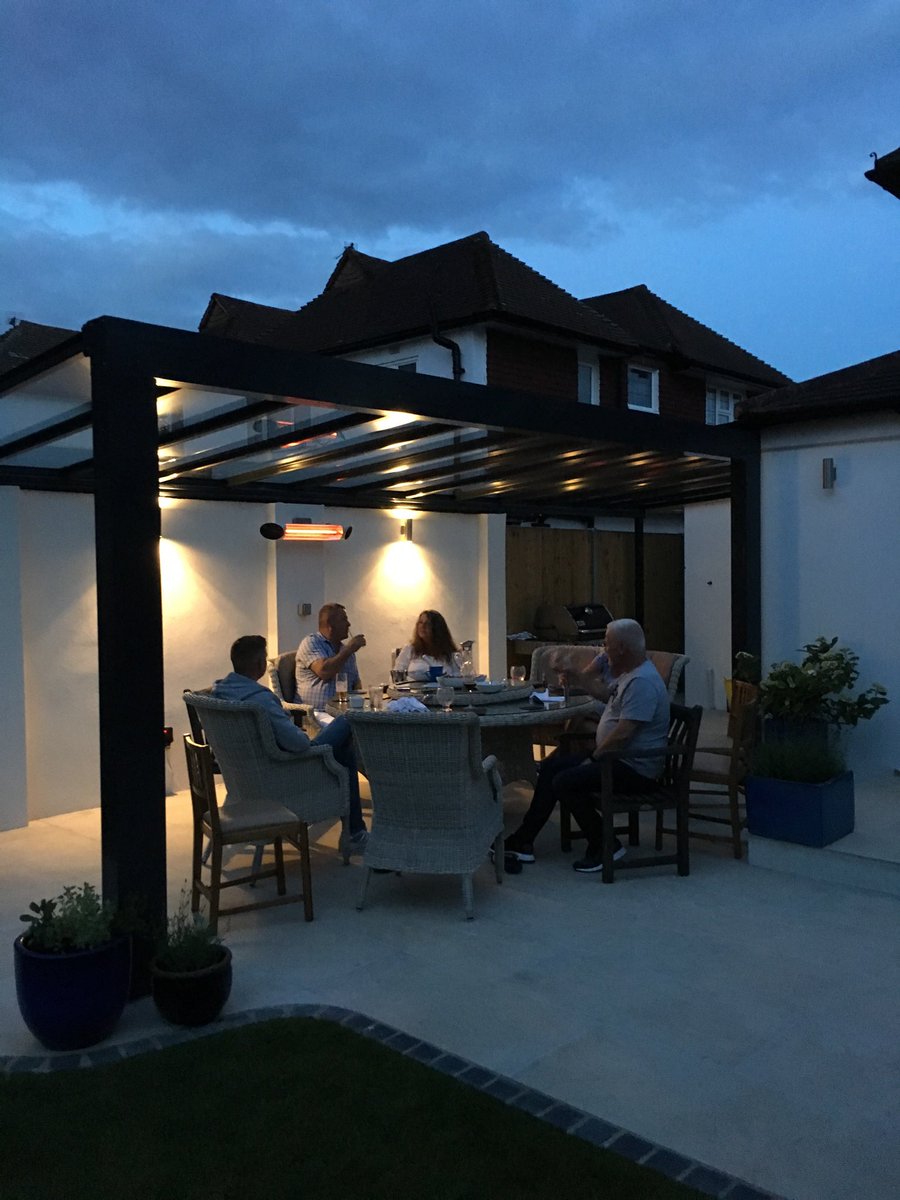 AbsoluteSheltrs's tweet photo. The benefits of a Veranda don’t just stop when the sun goes in... carry the party on into the night with heaters and lighting. It’s a MUST this Summer!☀️ 🌒 🌌 pictures from a happy customer of their family enjoying the recently installed Veranda 👌🏼 -
#gardendesign #veranda https://t.co/e471SdrysJ