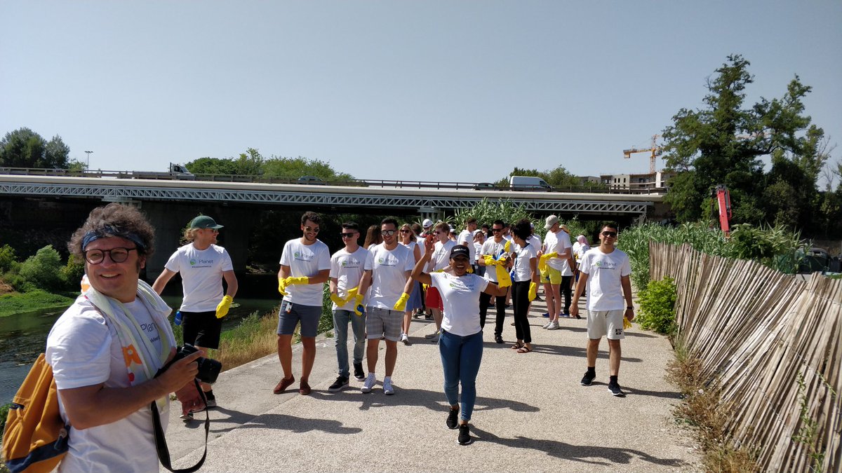 StevenVlaminckx's tweet photo. 50 brave EMEA graduates face hot temperatures to clean up Montpellier River. 20x full garbage bags! @nathaliSantarem #GraduateMeetUp #iwork4dell #delltechnologies #dellemc #planet #CleanUp https://t.co/5BdXaJLeF8