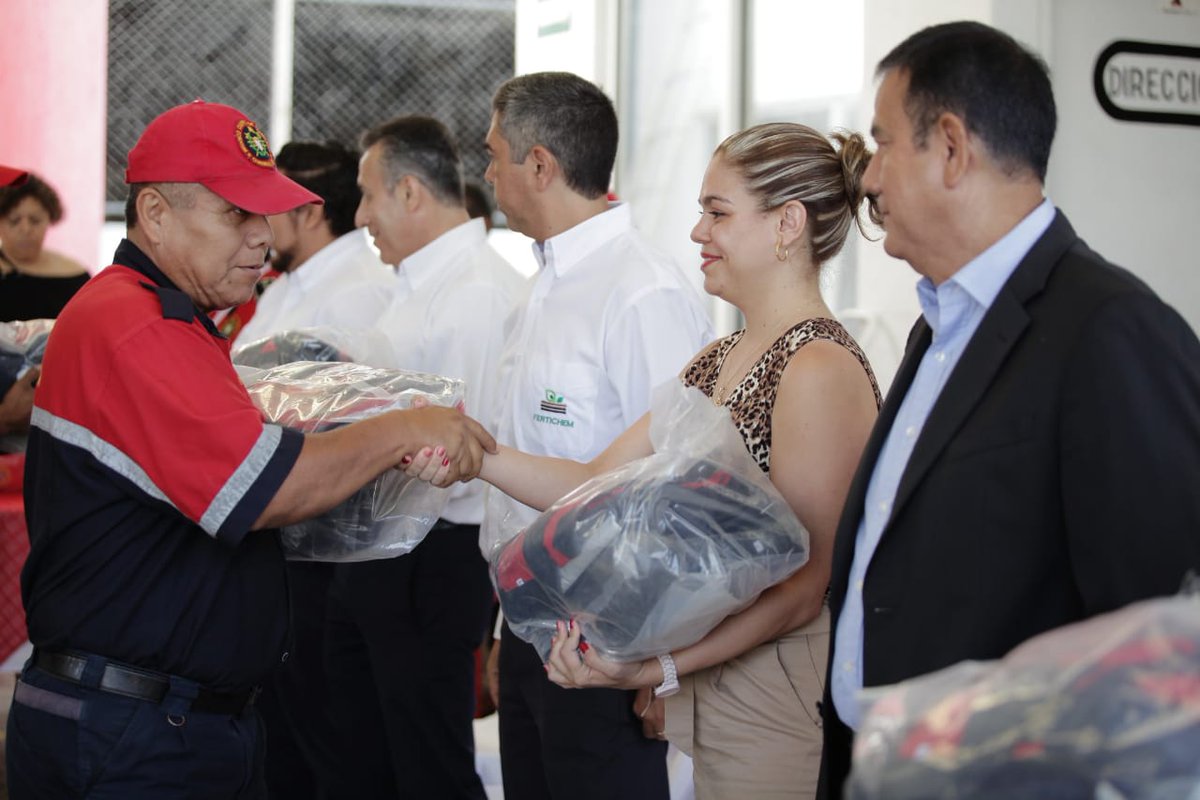 CuernavacaGob's tweet photo. La Jefa de la Oficina de Presidencia, Laura Mendizábal, en representación del alcalde, @AntonioLobito01, agradece a la empresa #FERTICHEM la donación de uniformes para el Cuerpo de Bomberos y el de Emergencias. Asimismo reconoce su labor. #Cuernavaca. https://t.co/iaNwqPWKut