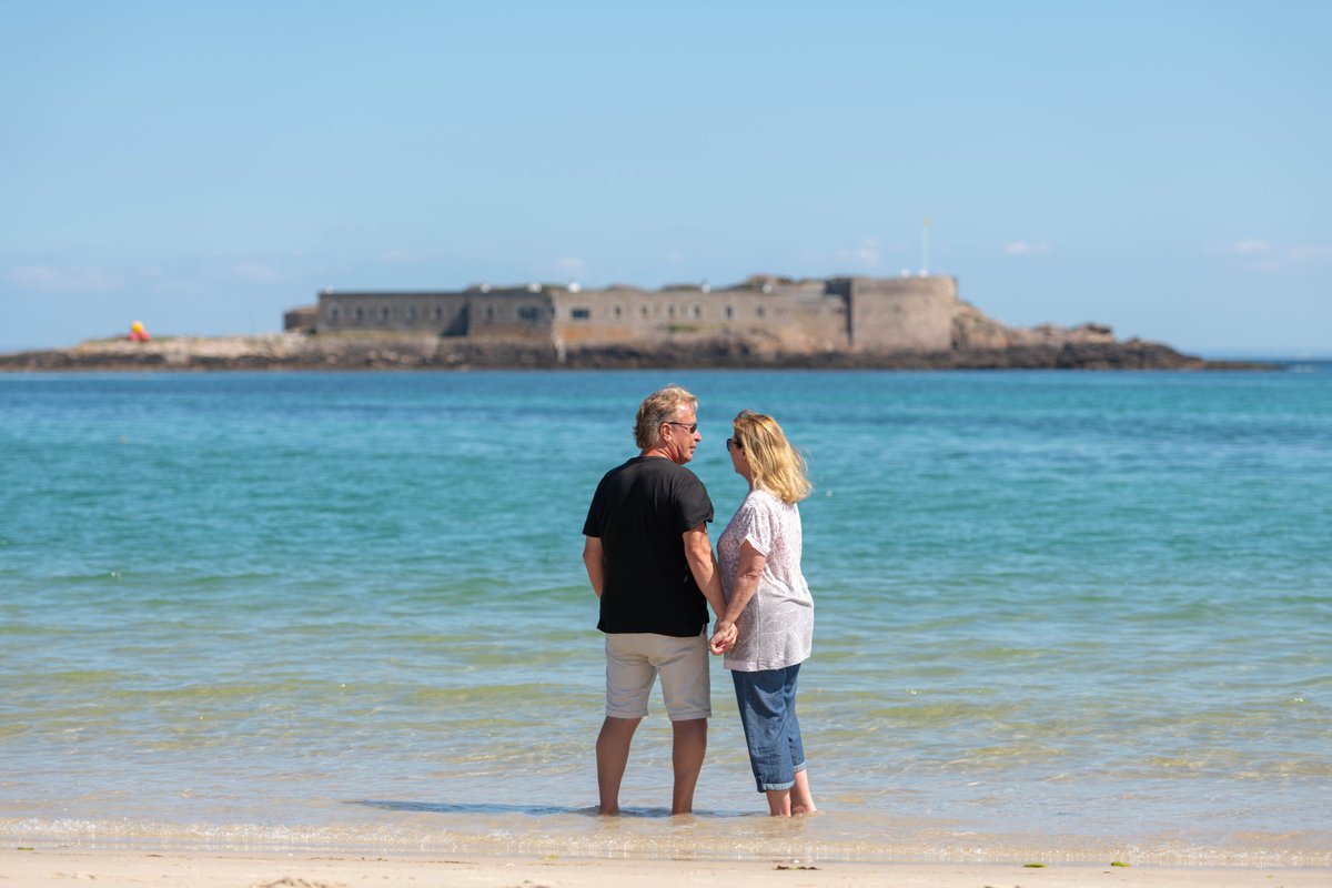 visitalderney's tweet photo. Escape the #heatwaves2019 and enjoy the #Alderney's gentle breeze, wide green areas and fresh sea water!
#Aurigny #Canicule2019 #idealdestination #notcoldnothot #justperfect https://t.co/pvrdQAvWgt