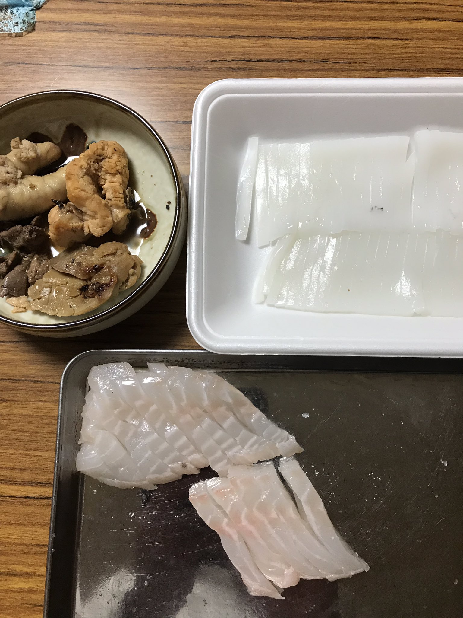 隊長 チーム リリカ 鷺浦 遅くなりました 昨日の地磯釣行の私の釣果と今夜の食卓です 詳しい釣果は 近々アップされるだんだん水産の動画でご確認ください イカとキジハタはお刺身に キジハタのアラととカサゴは煮付けに ウマズラはお味噌汁に