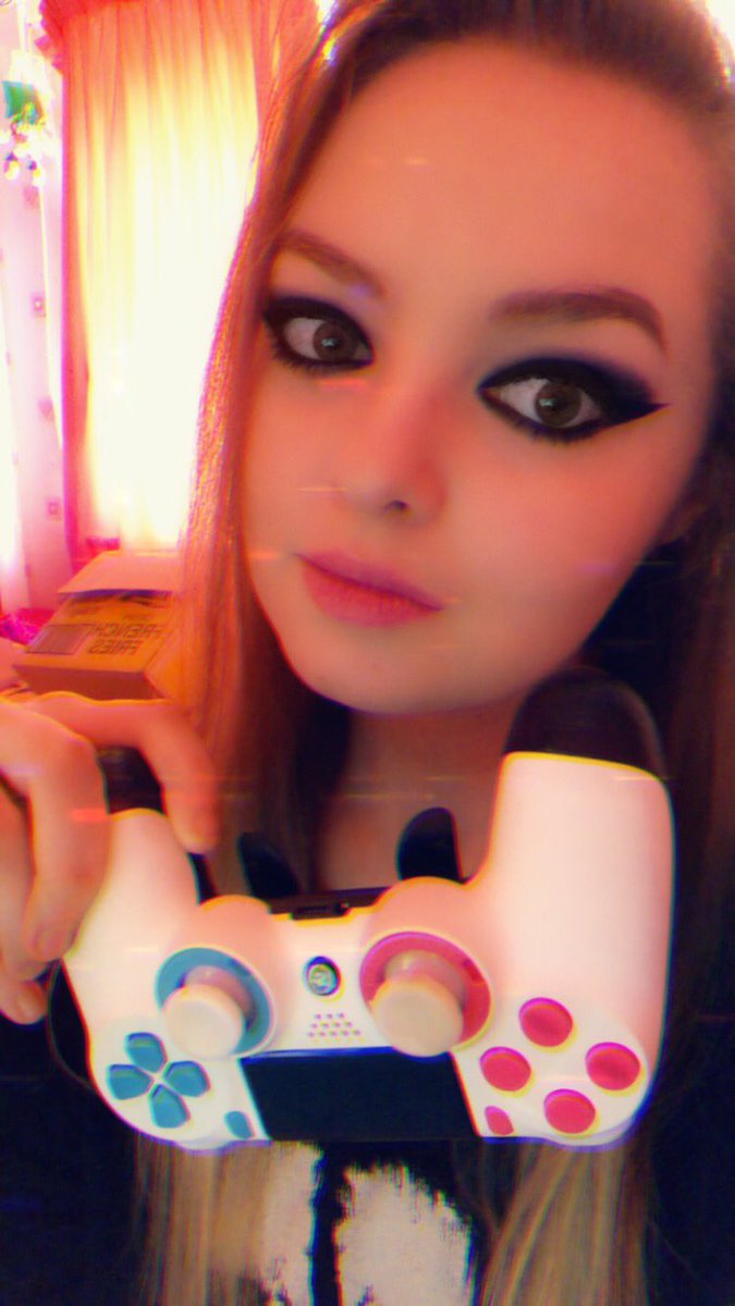 Still getting used to my scuf, lipstick matching the buttons today 😂 remember to use code ‘Riot’ 👀