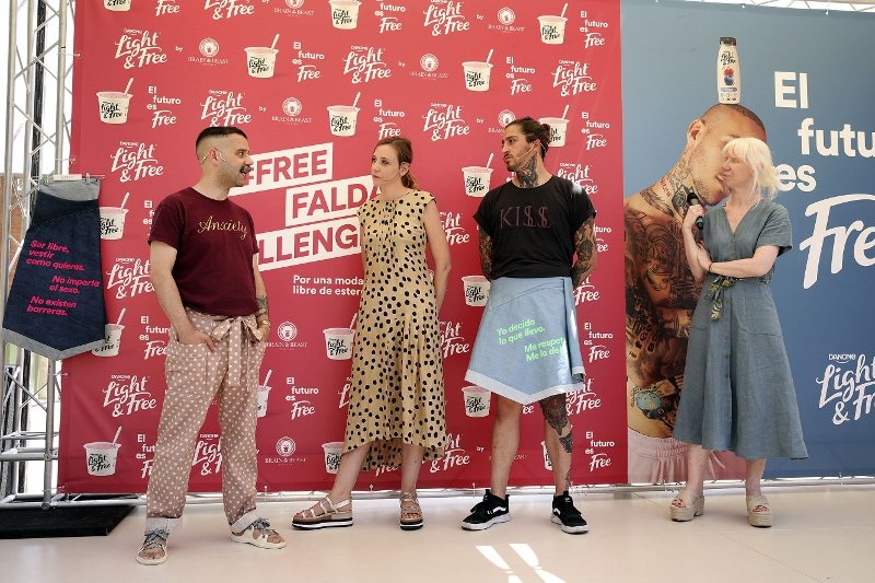 danone_es's tweet photo. Hoy en la @080_bcn_fashion, uno de los poemas que aparecen en las faldas unisex y unitalla diseñadas por @brainandbeast es
"Ser libre, vestir como quieras. No importa el sexo. No existen barreras."
¡Súmate al #FreeFaldaChallenge con #LightandFree y @BenjiVerdes! https://t.co/QaoiIJkMJi