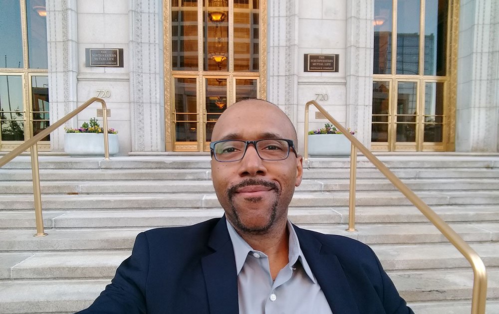 GriotsEye's tweet image. In front of the #northwesternmutual bldg in Milwaukee commemorating a very successful #GraphicRecording session this week for their All-Hands session. Happy clients = happy me. #realtimevisuals #HR #Insurance #banking #investmentplanning #eventplanner #humanresources