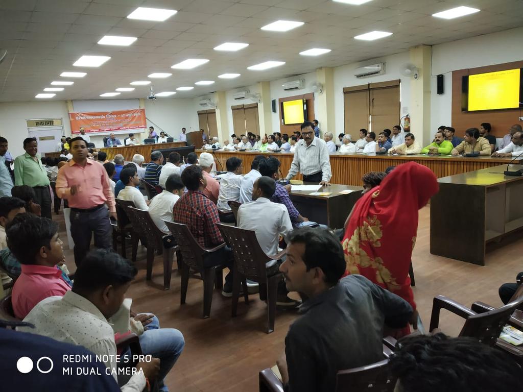 upmsme's tweet photo. एम0एस0एम0ई0 दिवस के शुभ अवसर पर जनपद #अलीगढ़ में जिलाधिकारी महोदय जी की अध्यक्षता में मण्डल स्तरीय विभागीय अधिकारियों द्वारा उद्यमियों के साथ संगोष्ठी का आयोजन कर उद्यमियों को प्रमाण पत्र देकर सम्मानित किया गया #MSME_DAY #MSMEDAY2019 @Satishmahanaup https://t.co/OkGVx271Qc
