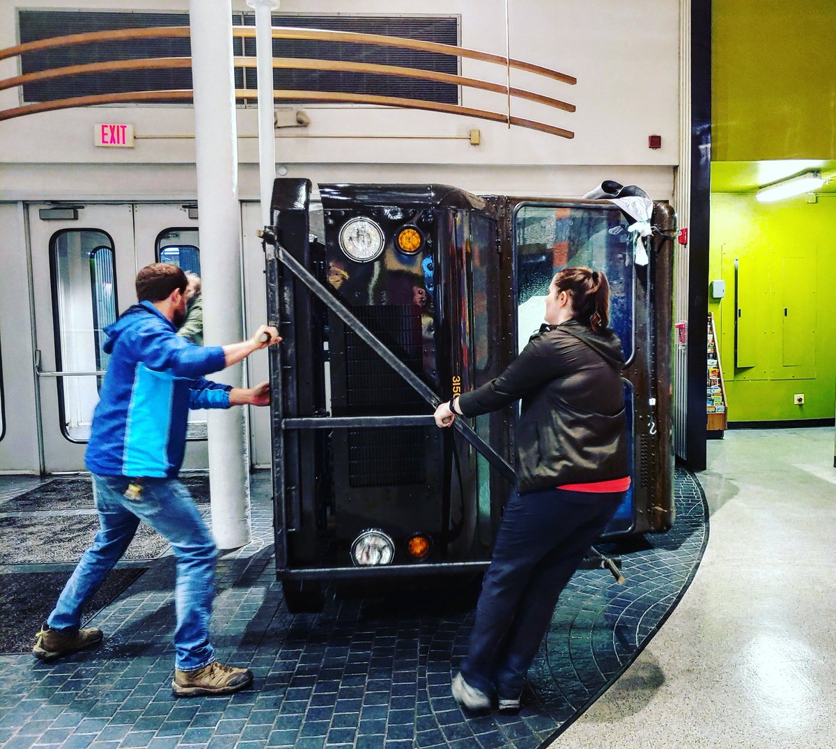 JoGetsCurious's tweet photo. This was the first tight squeeze....coming through the front doors. Had to take a whole set of doors off their hinges to make way. @kyscience #ScienceInPlay #FunToBeFour birthday celebration coming up #July6. #SomethingNew https://t.co/8I0zA4hiQH