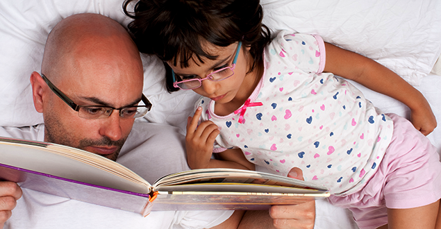 ReadingRockets's tweet photo. Summer tip: Ask your child to share what he sees, hears, tastes, smells &amp; feels after you read a passage from a chapter book. More: https://t.co/hKhMbSyLLu #SummerReading #Summer #SummerReadingTips https://t.co/xuZc8VpKWC