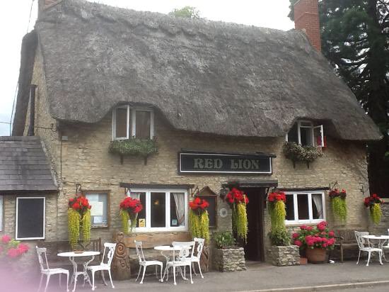SkyWaveGin's tweet photo. Love it when you walk into a pub and the landlord says “I need some of your gin”. 2 bottles of our finest tipples now reside behind the bar of The Red Lion #StrattonAudley Tell Frank we sent you! @SkyWaveGin #craftgin #artisan #gintonic #gandt #Ginlover #Oxfordshire #Bicester https://t.co/RuilMctuxr
