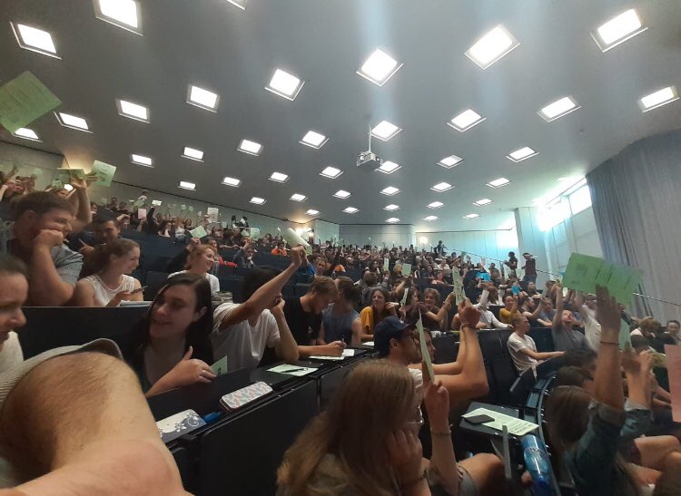 Studis4FutureDE's tweet image. Full House bei unserer heutigen #Vollversammlung in der @FU_Berlin: #StudentsForFuture -&amp;gt; #WeRise!