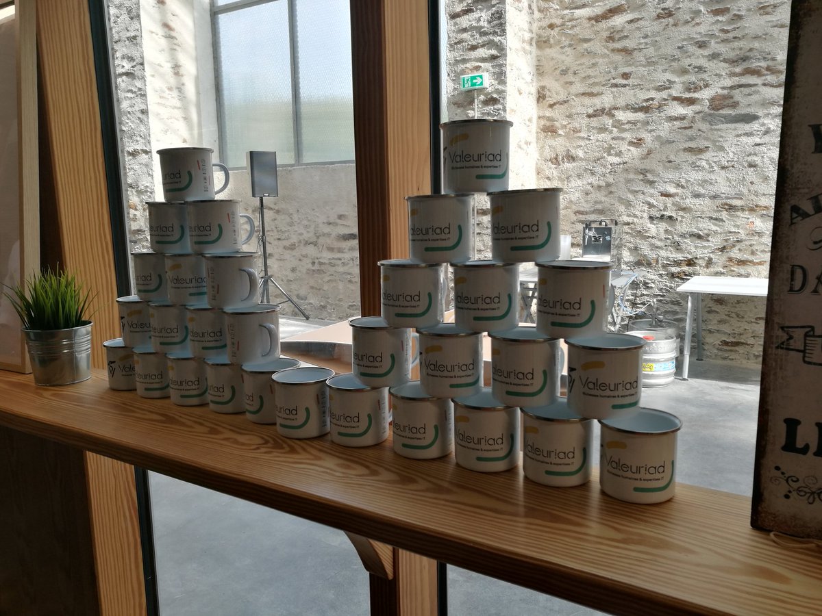 CharlineRenart's tweet photo. Nouveau logo et maintenant nouveau local! Ce soir c'est la première soirée entre valeurieux dans les nouveaux locaux #valeuriad #heron https://t.co/EvIWZ8qpmh