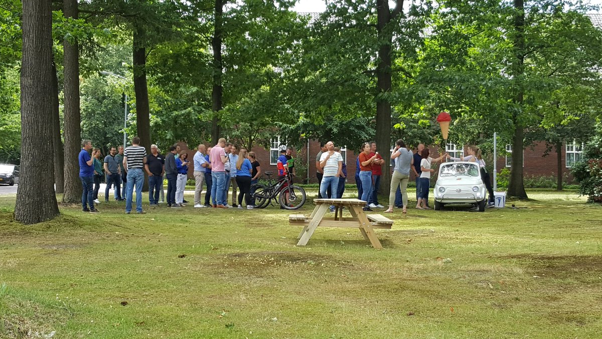 Vandaag kon iedereen op het park een heerlijk, gratis Italiaans schepijsje halen bij een Fiat 500-foodtruck(je). Het was lekker druk! 
#verrassing #ijsjevooriedereen