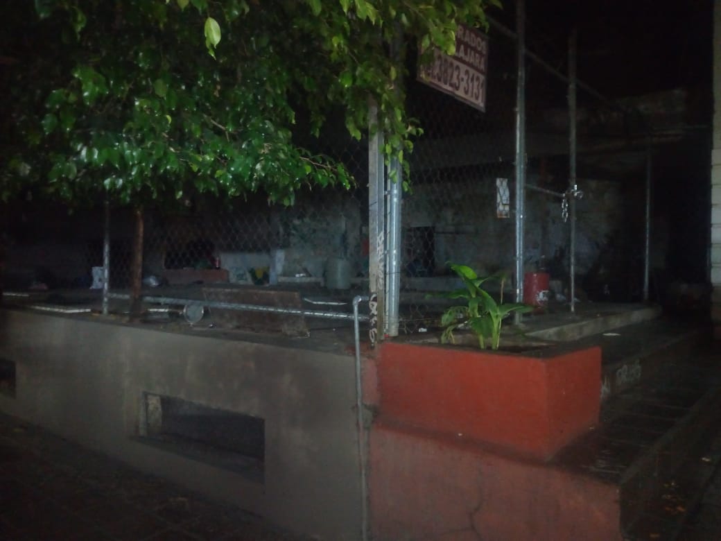 JavyPAGdl's tweet photo. Invasores en edificio abandonado de Venecia esq López Mateos Nte retirados por @PoliciaGDL muchas gracias; reportes realizados @Pierovegayahooc, era foco de infeccion y asaltos. Súper mal por @MidtownJalisco y Hilton Midtown @HiltonGDL estaban cruzando la calle #cuidaatusclientes https://t.co/MTVLw5yZ6N