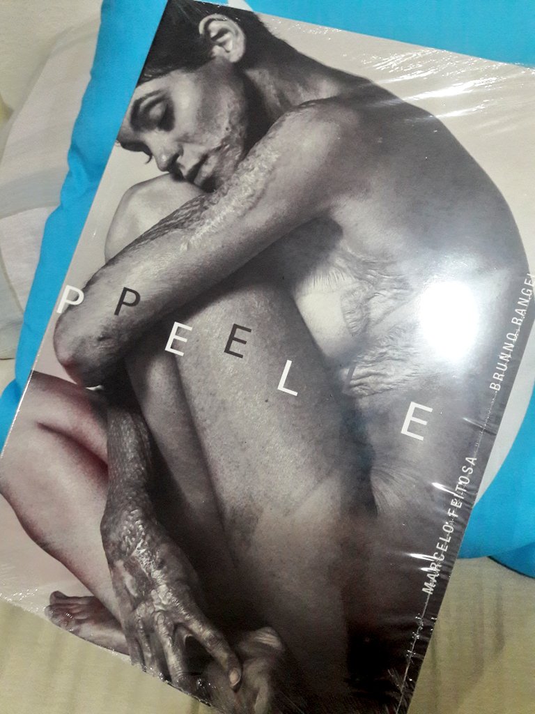 ouveotheiss's tweet photo. Gente, eu to muito, mas muuito encantado por esse livro da #peleproject do fotógrafo @brunnoorangel... Um livro com fotografias lindas q mostram os diferentes tipoa de peles, pessoas e Marcas. Amando mesmo! https://t.co/R0WexaxiHh