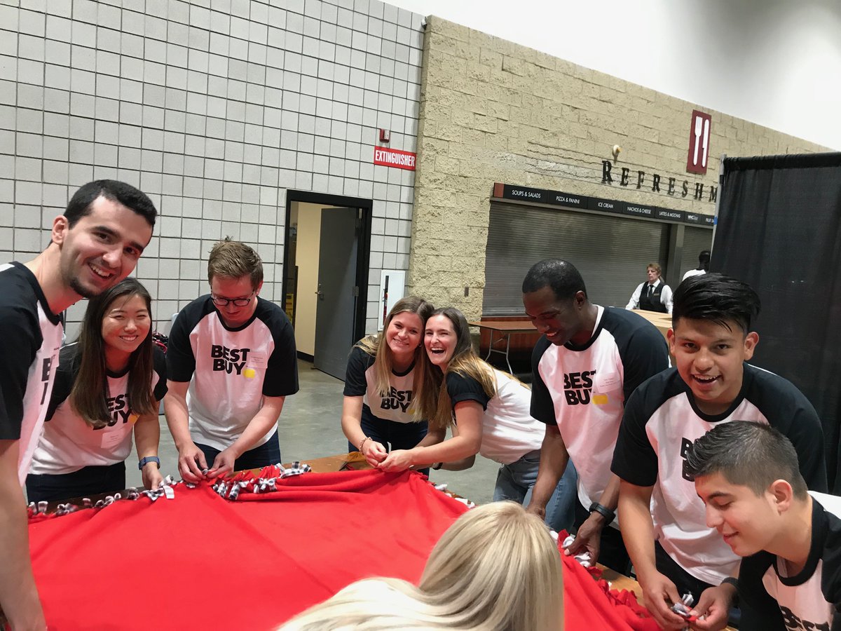 BestBuy_Careers's tweet photo. Our #BestBuyInterns were #havingfunwhilebeingthebest at @MakeItMSP intern volunteering and networking event. https://t.co/1Oo1JxvNQd