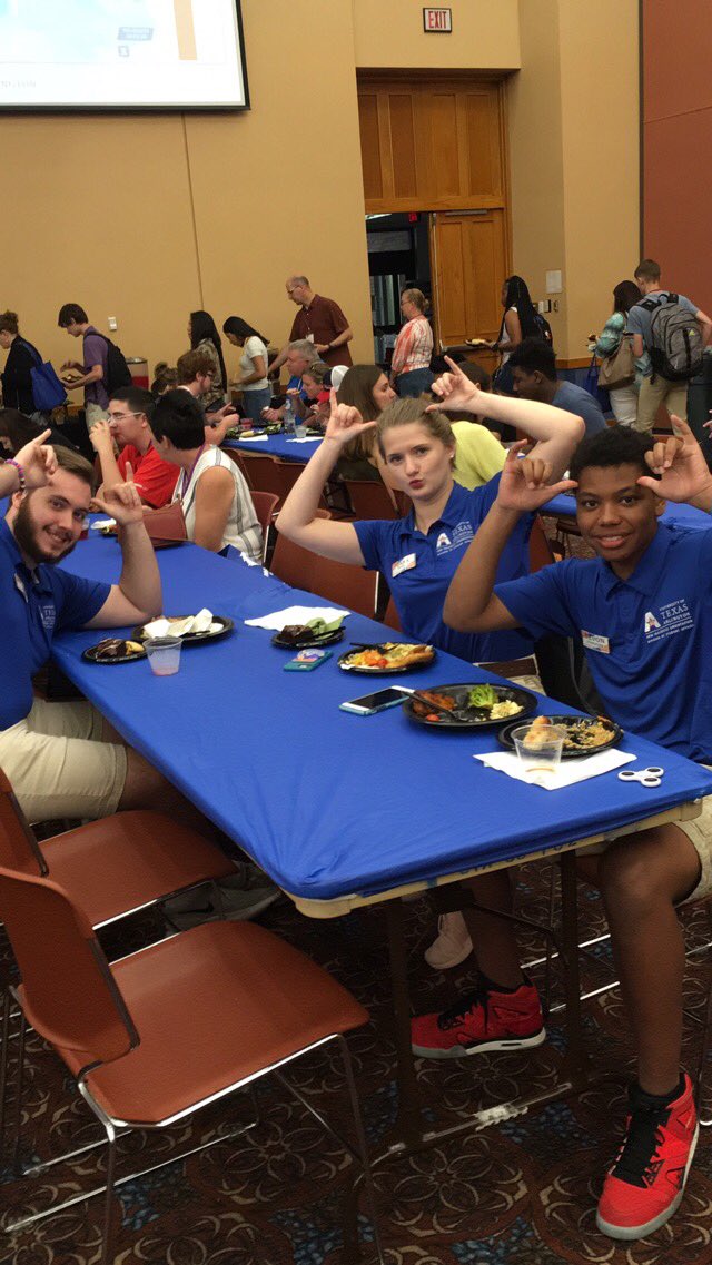UTAOrientation's tweet photo. Lunch is now underway at the Bluebonnet Cafe until our Welcome Session at 12pm! #shorthornstakeover #uta #mavericks #utaorientation https://t.co/RqWGQXbiVY
