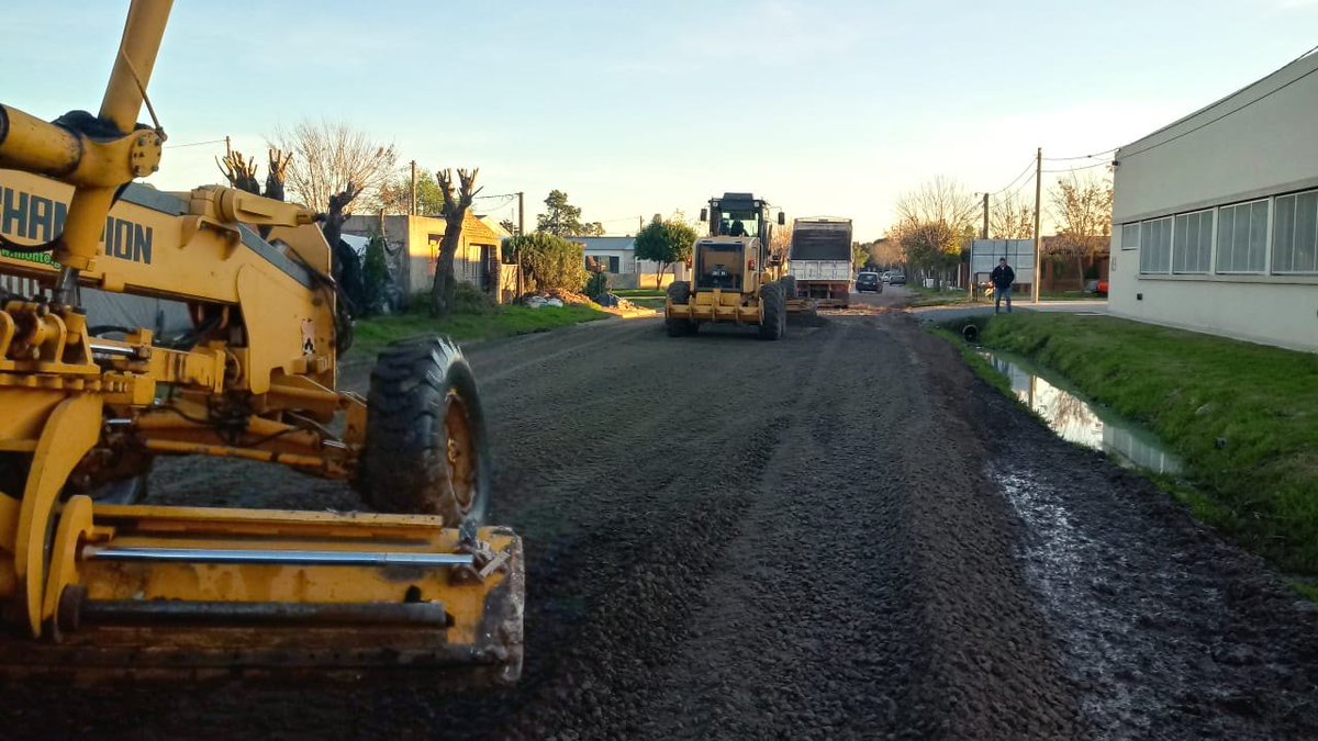 monte24noticias's tweet photo. #InformaMunicipalidad
BARRIO | UNIDAD NACIONAL
👉Por la mañana de hoy, y en el marco del Plan de Mejoras de Barrios que se lleva adelante desde la Municipalidad, estuvimos trabajando para mantener y mejorar la transitabilidad en las calles de nuestra ciudad.
#MonteCrece https://t.co/SdI98MS0Zy