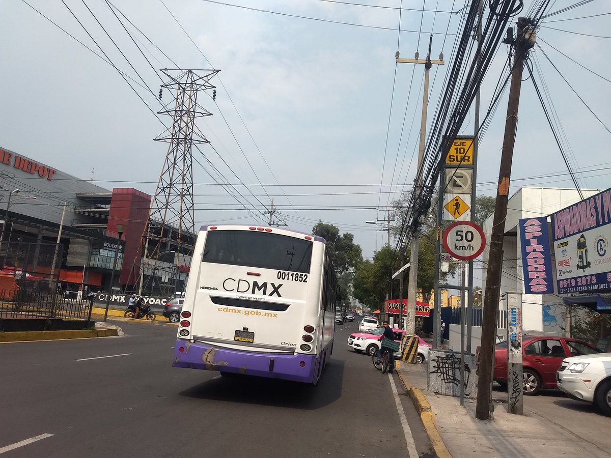 <a href="/LaSEMOVI/">Secretaría de Movilidad CDMX</a> <a href="/Claudiashein/">Claudia Sheinbaum Pardo</a> <a href="/GobCDMX/">Gobierno de la Ciudad de México</a>  me gustaría denunciar estos camiones ya q dan un pésimo servicio. Me refiero a q hacer la parada donde ellos quieren, van hechando carrera, se tardan más de 10 min en metro copilco siendo q su base está a 6 cuadras antes.