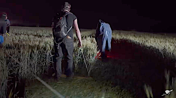 WikiAgri's tweet image. #tutoriel #incroyable Comment faire un crop circle, la vidéo en plein buzz sur YouTube - wikiagri.fr/articles/comme… via @WikiAgri