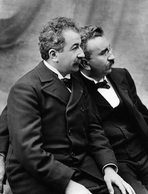  #LesCinéastesDuHangarRangée 7145 - AUGUSTE ET LOUIS LUMIÈRE @InstitutLumiere19 octobre 1862 - 10 avril 19545 octobre 1864 - 6 juin 1948(France)- La Sortie des Usines Lumière (95)- L’Arroseur Arrosé (95)- La Voltige (95)- L’arrivée d’un train en gare de La Ciotat (96)