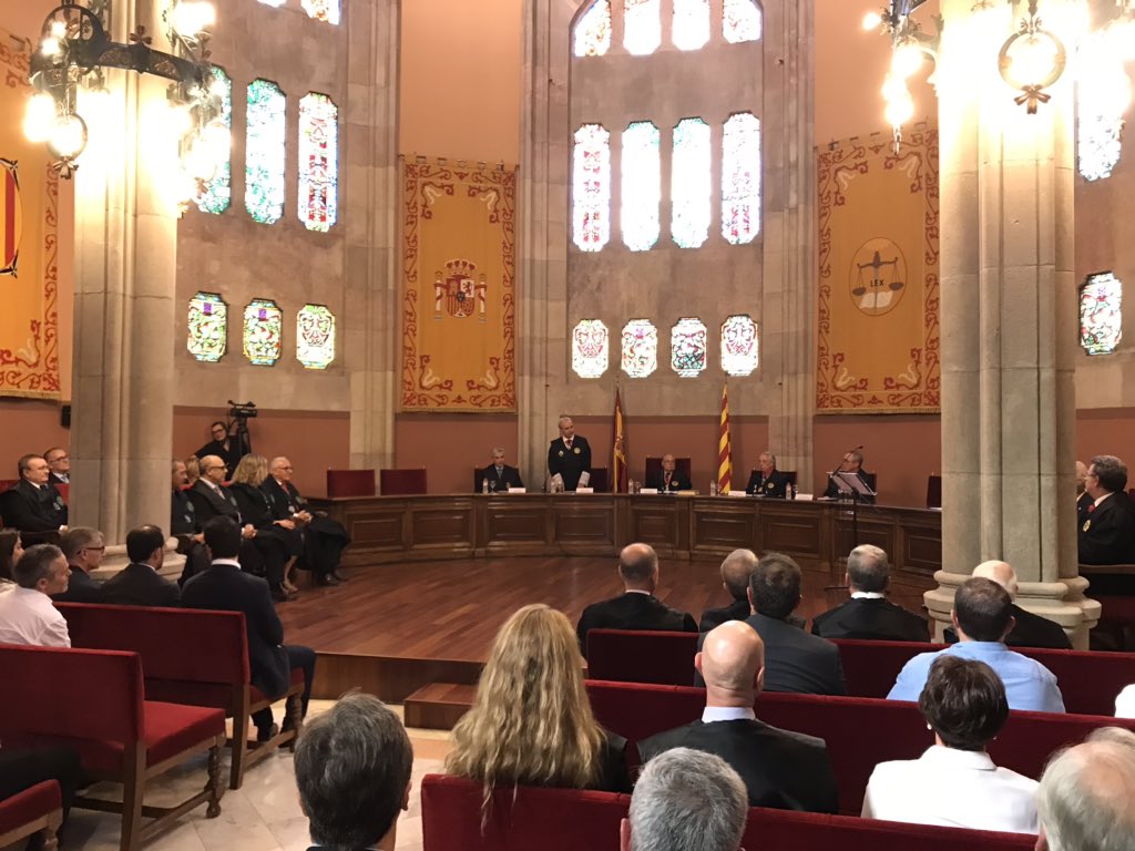 CGSBARCELONA's tweet photo. Estem de celebració! Enhorabona als #graduatsocials de recent incorporació, 25 i 50 anys de col.legiació que avui juren/prometen la seva professió.
Gràcies! 👏🏻Sense vosaltres aquest acte al @tsj_cat no seria possible!
#Togues2019GSB #SalóPassosPerdutsTSJC https://t.co/xUZ9Mj0bPw