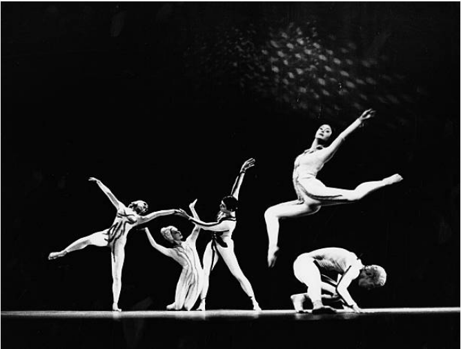 dean_frey's tweet photo. #InPerformance
The Paul Taylor Dance Company performs Party Mix, with Twyla Tharp leaping in the foreground
Photo: Jack Mitchell, 1964 https://t.co/wVUEbzDlZr