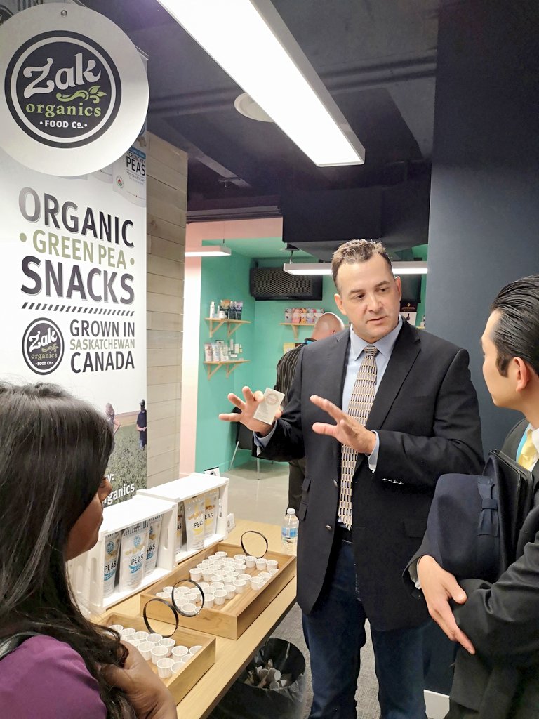 DishntheKitchen's tweet photo. Meet Allen Zak, South Sask 4th gen farmer turned entrepreneur. He founded @ZakOrganics w a goal to create a clean, healthy alternative to typical snack food. First up...these delicious Crunchy Green Pea Snacks @DVaccelerator #DistrictVenturesDemoDay https://t.co/5ArqA3aJd8