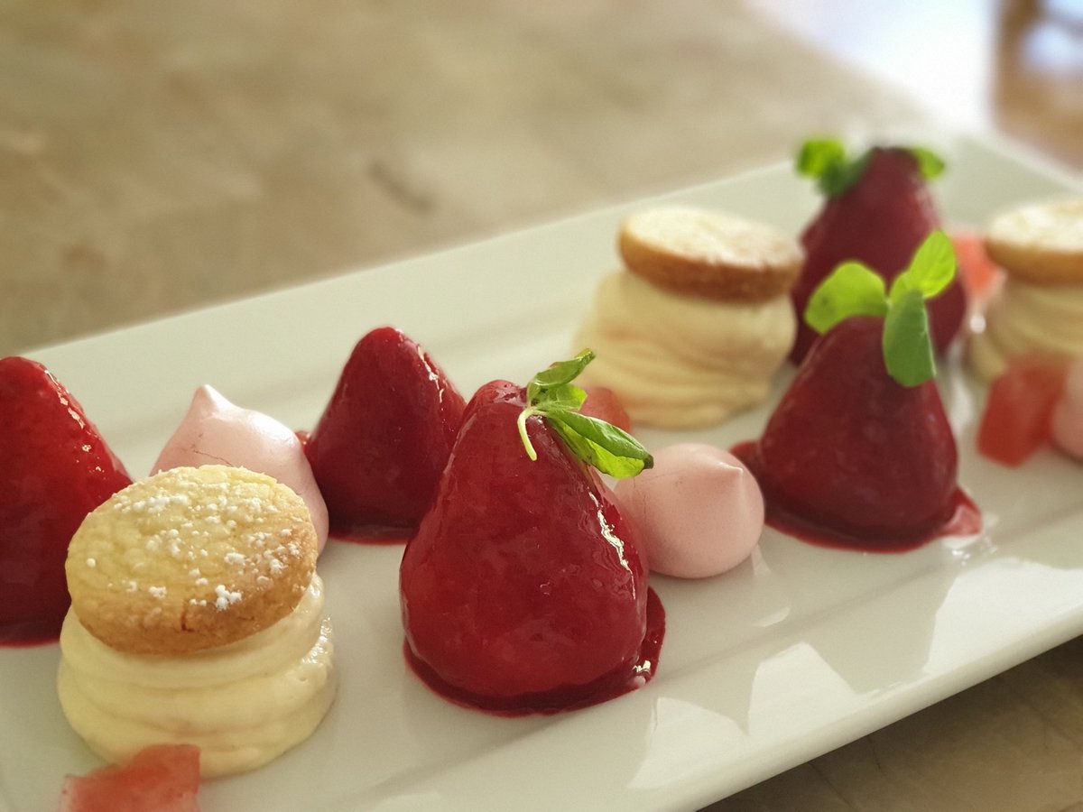 RockInnWaterrow's tweet image. Strawberry and vanilla cheesecake with almond shortbread #strawberry #rockinnwaterrow #somerset #delicious #locallysourcedfood #dessertsofinstragram #partyatrockinnwaterrow #michelin @stayinapub ⁦@InnPlaces⁩ ⁦@DarenBarclay⁩