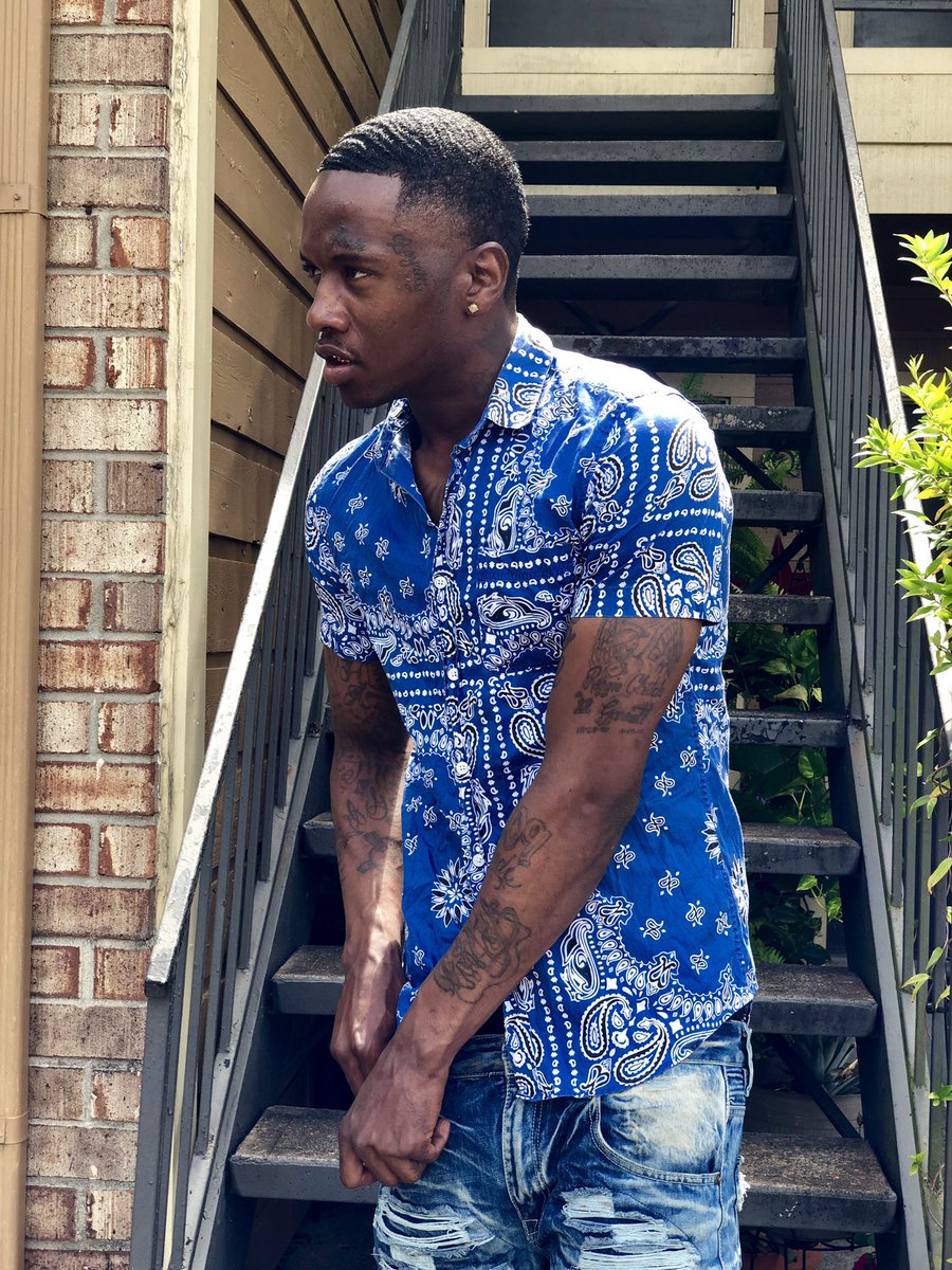 s4rollxn's tweet photo. Her favorite  🍫 crip nigga with golds 😁♿️ still fucc with my slimes tho 🐍 https://t.co/IwtLh0VYzn