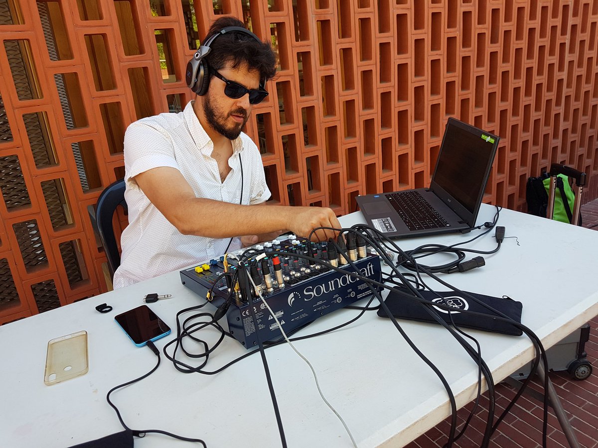 xrcLAB's tweet photo. #RàdioFabra a tope en la #FACCandCOM @Artibarri Chris Len a los controles 🙏🏽 #xrcb @radiotrinijove https://t.co/OAWfK4v4jI