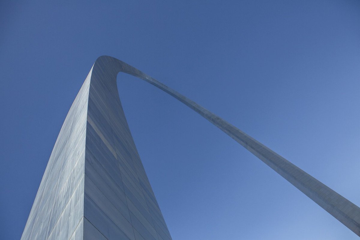 mobotgarden's tweet photo. Did you know it would take 97 #corpseflowers stacked to reach the height of the Gateway Arch? Check out the @GatewayArchSTL IG account for details on an amazing prize package giveaway in honor of #Arch630Day! https://t.co/qHow2aFOcC