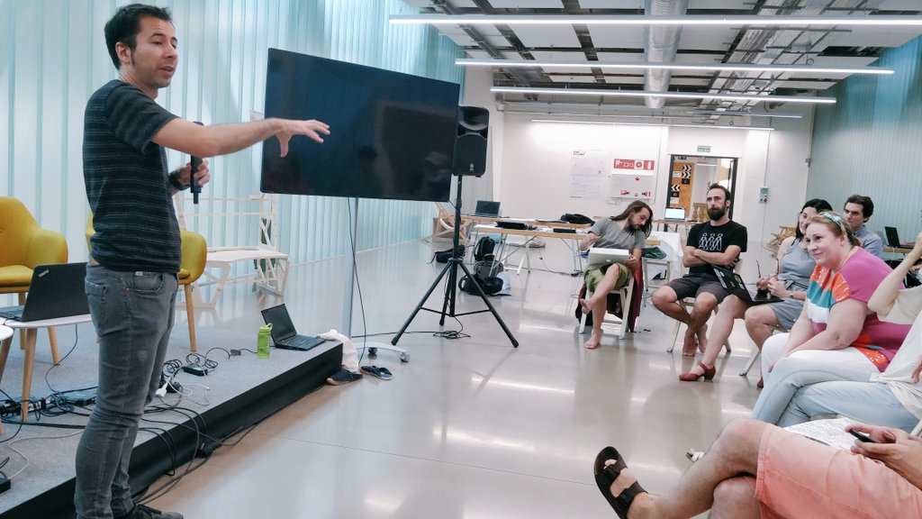 TBKmedialab's tweet photo. Gaur, #Summerlab19 "Datuak boterea dira, noren esku?" Topaketaren bigarren saioan proiektu lantegia hasi dugu. Ideia eta lan interesgarri asko abiatu ditugu eta orain gogor ari dira lanean taldeak. #datosypoder https://t.co/xvxhcsTRwd