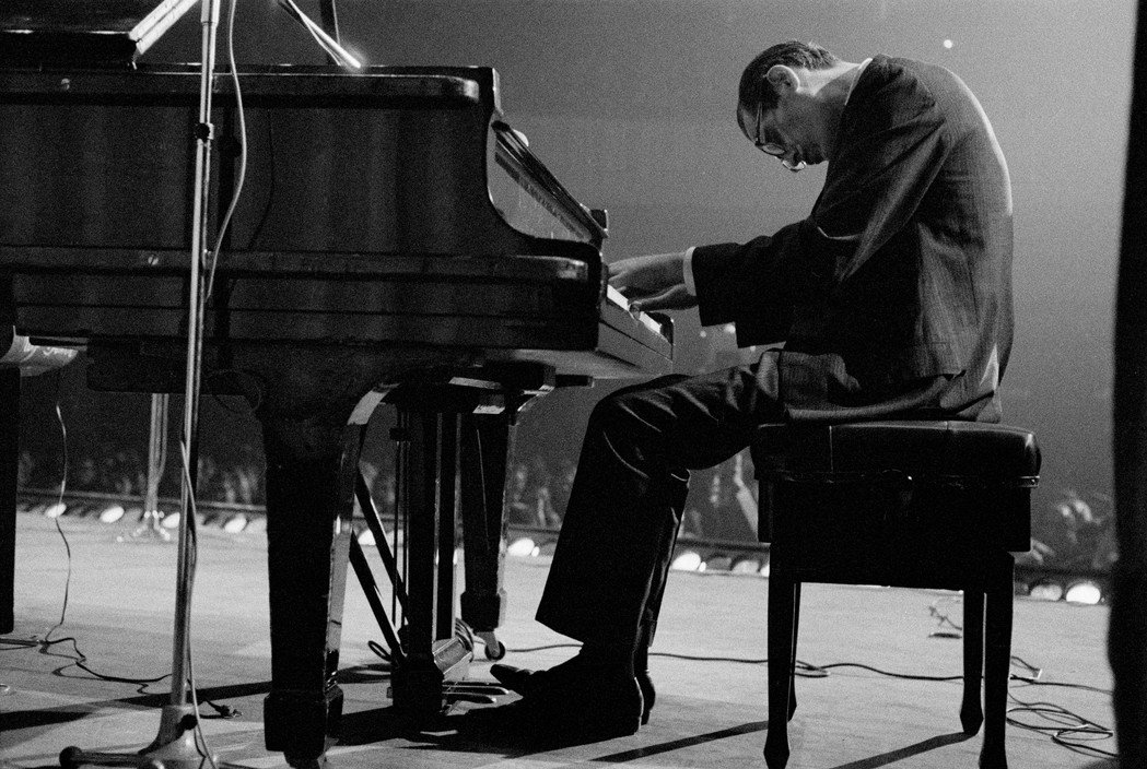 dean_frey's tweet photo. #InPerformance
Bill Evans by Guy Le Querrec, 1965
https://t.co/BeKzjGtOQk https://t.co/bQ24PCsfAM